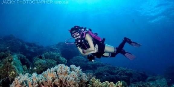 初三女孩子游泳课忘记带泳衣，被惩罚裸泳怎么办？游戏画面