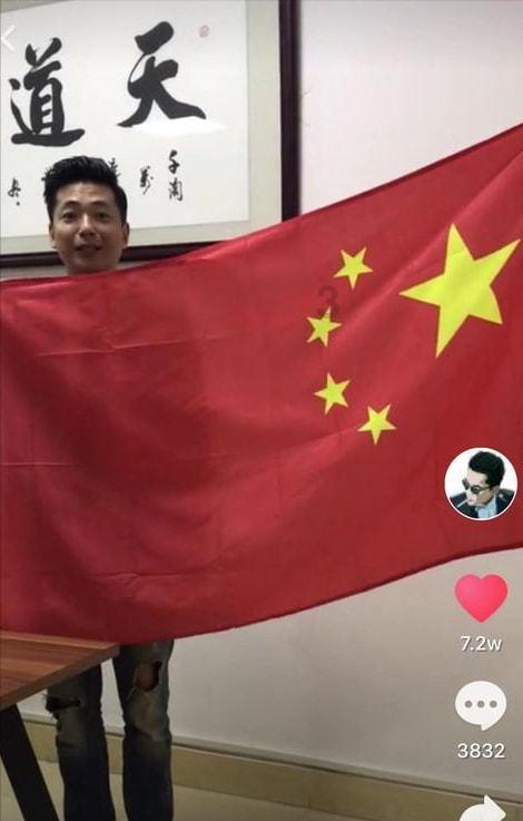别装了,已经露馅了